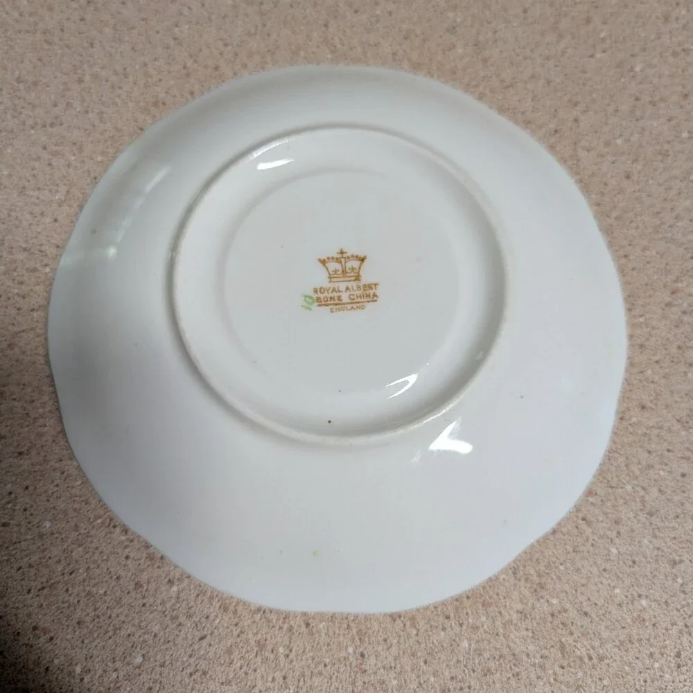 Royal Albert Floral Teacup & Saucer Set - Picture 10 of 11